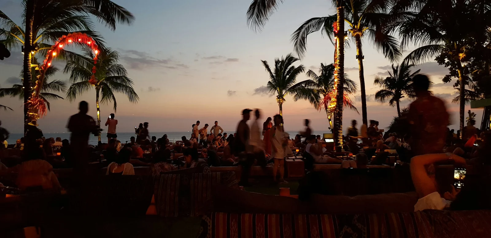 Beach club privatisé pour soirée d'entreprise haut de gamme — Méditerranée Côte d'Azur — Alma Bellum